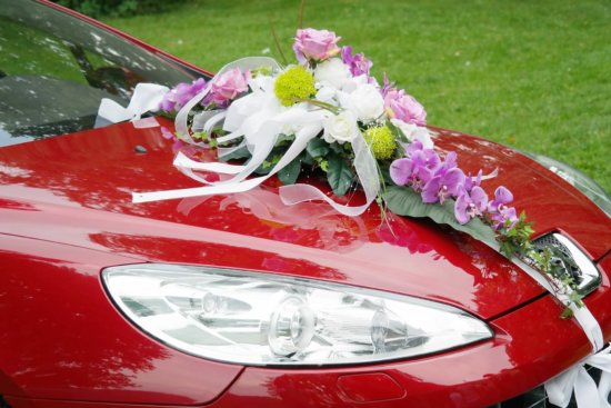 Autoschmuck mit Orchideen